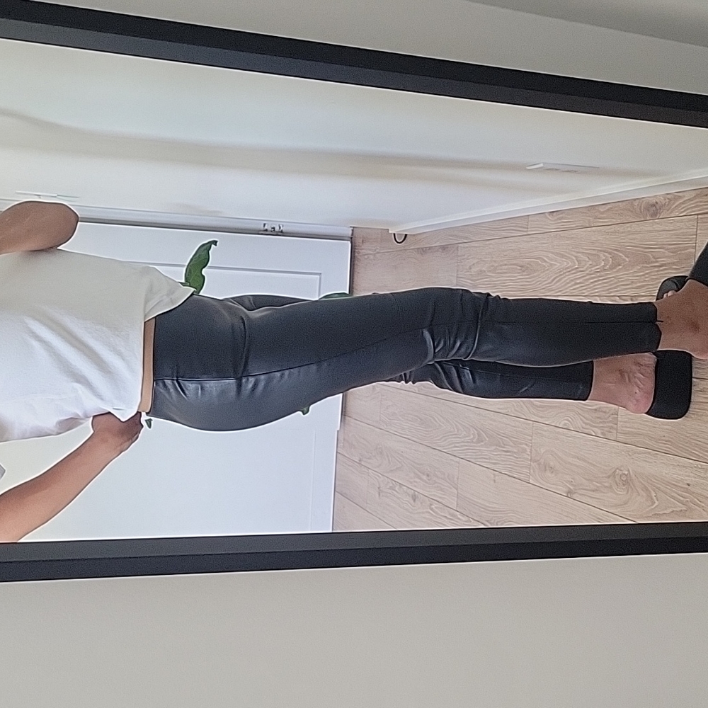 Reitmans Faux Leather pants size petite 4 - Picture 4 of 17